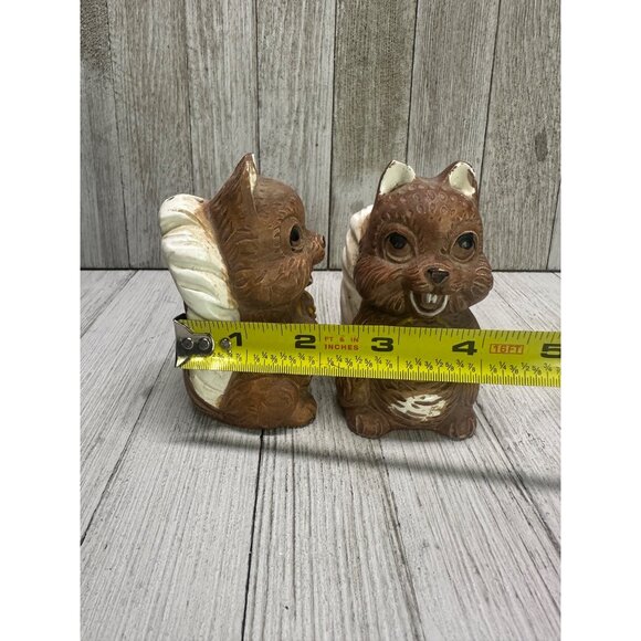 Vtg Twin Winton Style Squirrel Holding Cookie Salt & Pepper Shaker 4" Tall Japan - Picture 8 of 8